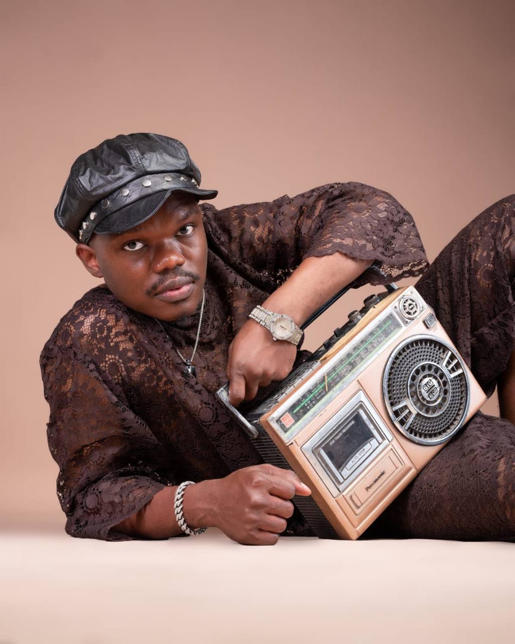 Wagabizo fashion portrait with a vintage radio
